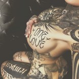 Татуированные дамы с обнаженными телами